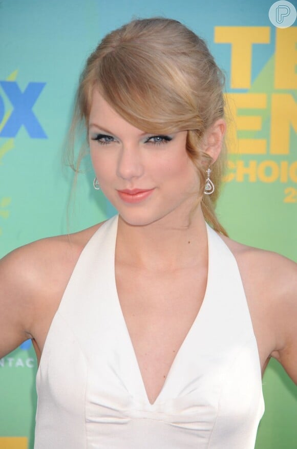 Em 2011, Taylor Swift estava usando a franja maior e para o lado