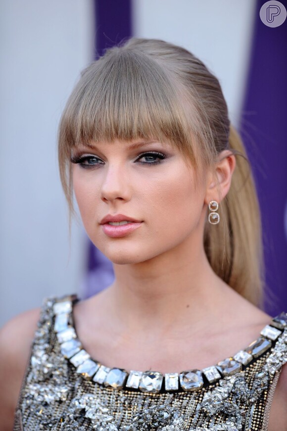 A cantora Taylor Swift gosta de revezar entre a franja e os fios longos. Em abril de 2013, ela estava usando o corte na testa com alguns fios mais longos nas laterais