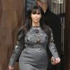 A socialite Kim Kardashian também cedeu ao corte da moda durante a gravidez de seu primeira filha