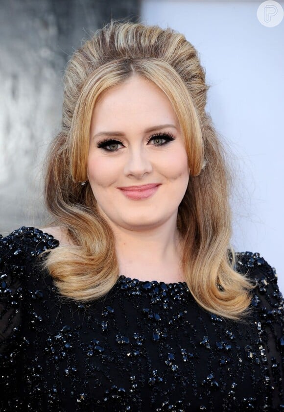 A cantora Adele, com o seu estilo clássico, usa franjão na lateral do rosto