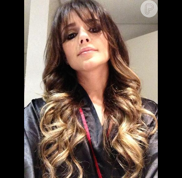 Paula Fernandes postou uma foto em seu Twitter com o novo visual. A cantora sertaneja aderiu ao franjão e clareou mais as pontas do cabelo, em sábado 13 de abril de 2013,