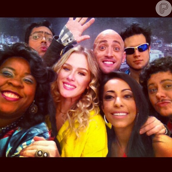 Fiorella Mattheis posta foto com o elenco de 'Vai que Cola', programa do Multishow com estreia prevista para julho de 2013