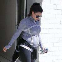 Grávida, Kim Kardashian exibe barrigão ao sair da academia