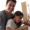 Rodrigo Faro publica foto estudando com a filha mais velha, Clara, de 7 anos, em 17 de abril de 2013