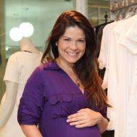 Samara Felippo compra roupas para usar na reta final da gravidez
