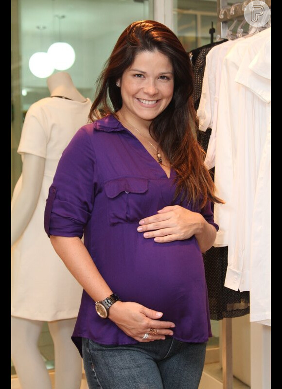 Samara Felippo renova guarda-roupa nas últimas semanas de gravidez na loja Nine9, no Shopping Barra Garden, na Barra da Tijuca, em 18 de abril de 2013
