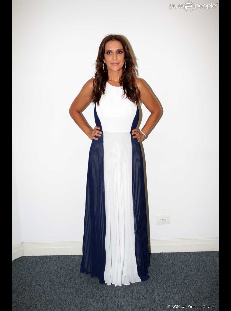 vestido longo azul e branco