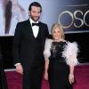 Bradley Cooper e a mãe, Gloria Cooper, posam no tapete vermelho do Oscar 2013, em fevereiro de 2013