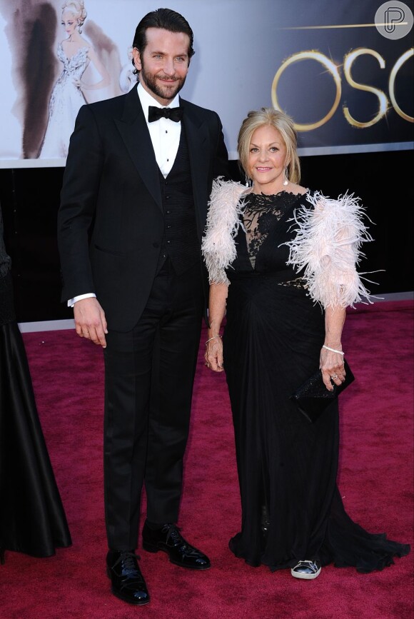 Bradley Cooper e a mãe, Gloria Cooper, posam no tapete vermelho do Oscar 2013, em fevereiro de 2013