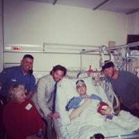 Bradley Cooper visita sobreviventes do atentado de Boston em hospital