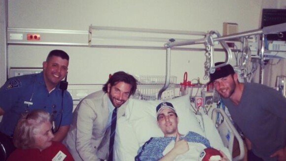 Bradley Cooper visita sobreviventes do atentado de Boston em hospital
