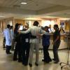 Bradley Cooper posa com funcionários de hospital de Boston ao visitar vítimas do atentado que ocorreu na cidade