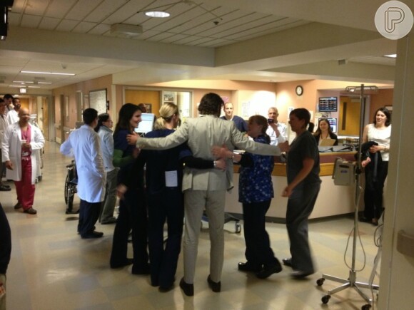 Bradley Cooper posa com funcionários de hospital de Boston ao visitar vítimas do atentado que ocorreu na cidade