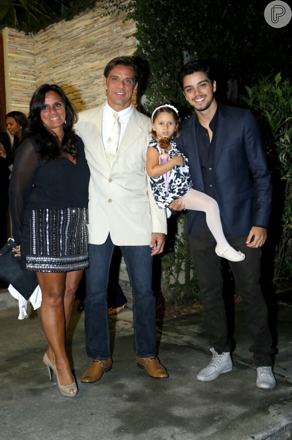 Rodrigo Simas posou com os pais, Beto e Ana Simas, no casamento de Mariana Nogueira