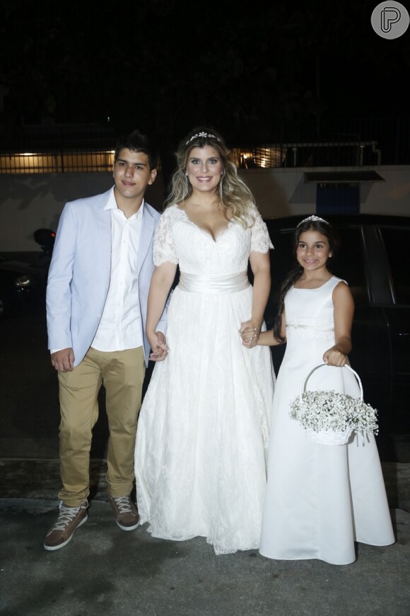 A noiva Mariana Nogueira posou com os filhos ao chegar no local do próprio casamento
