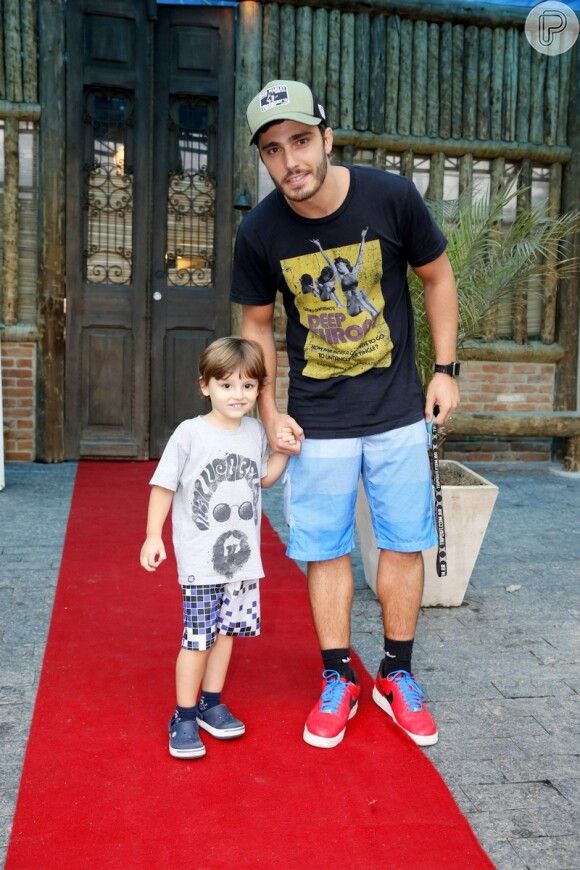 Thiago Rodrigues posa com o filho Gabriel, fruto de seu relacionamento com a jornalista Cristiane Dias