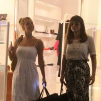 Maria Ribeiro e Carolina Dieckmann passeiam juntas em shopping no Rio