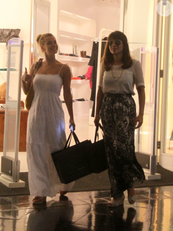 Maria Ribeiro e Carolina Dieckmann passeiam juntas em shopping no Rio, nesta sexta-feira, 27 de fevereiro de 2015