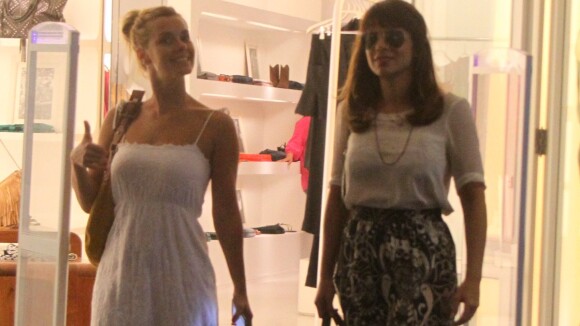 Maria Ribeiro e Carolina Dieckmann passeiam juntas em shopping no Rio
