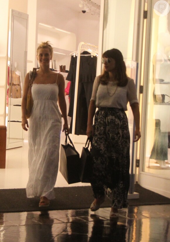 Com um vestido todo branco, Carolina Dieckmann estava toda graciosa ao passear com Maria Ribeiro