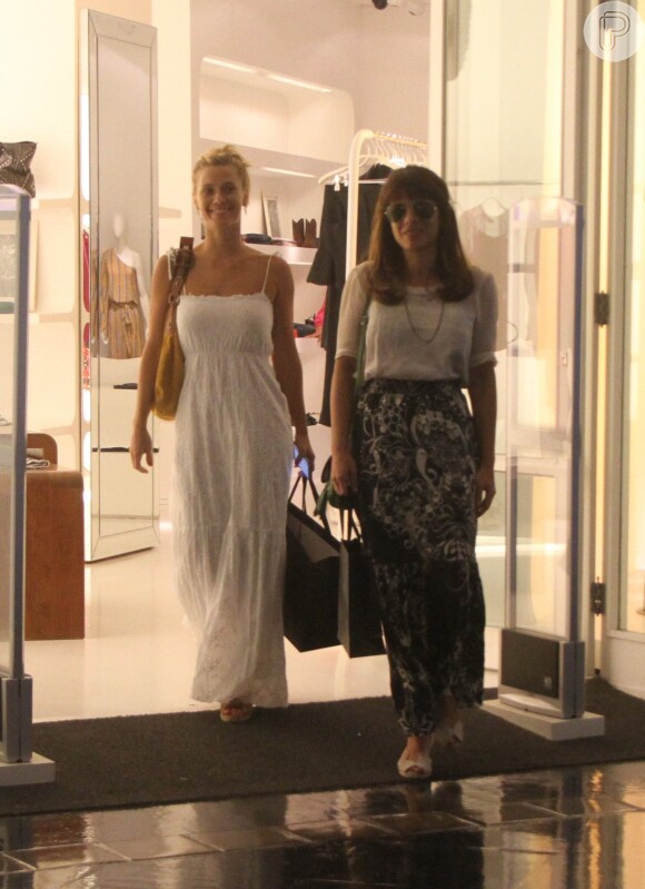 Na folga de 'Império', Maria Ribeiro foi ao shopping com Carolina Dieckmann