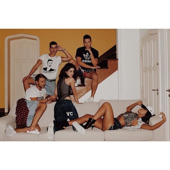 No Instagram, Anitta publicou apenas uma imagem da festinha, na qual aparece deitada em um sofá, rodeada de amigos