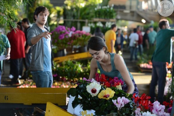 Bento (Marco Pigossi) e Giane (Isabelle Drummond) trabalham juntos na floricultura 'Acácia Amarela', em 'Sangue Bom'