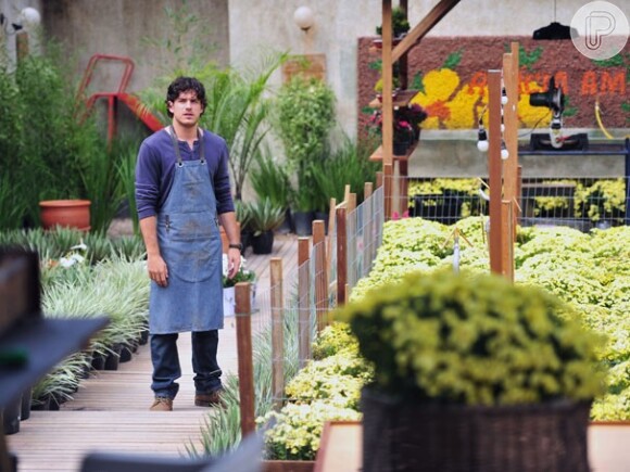 Marco Pigossi grava as cenas de seu personagem Bento, em 'Sangue Bom', em uma floricultura fictícia, montada no Projac, em 22 de abril de 2013