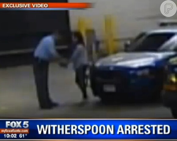 Reese Whiterspoon retira as algemas após ser presa