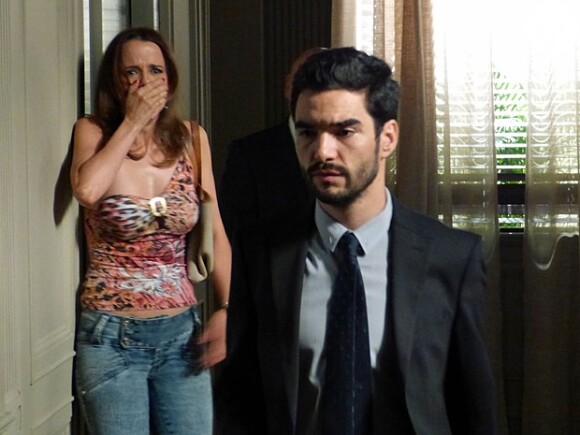 Lorraine (Dani Barros) descobriu que José Pedro (Caio Blat) é Fabrício Melgaço e contou para José Alfredo (Alexandre Nero)