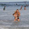 Sempre que tem um tempinho, Letícia Birkheuer leva o filho João Guilherme, de 1 ano e 6 meses, para um mergulho no mar