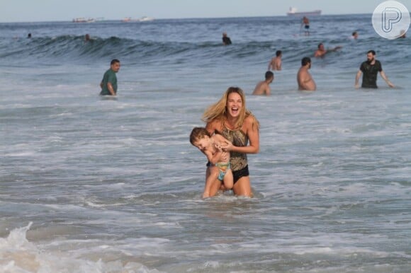 Sempre que tem um tempinho, Letícia Birkheuer leva o filho João Guilherme, de 1 ano e 6 meses, para um mergulho no mar