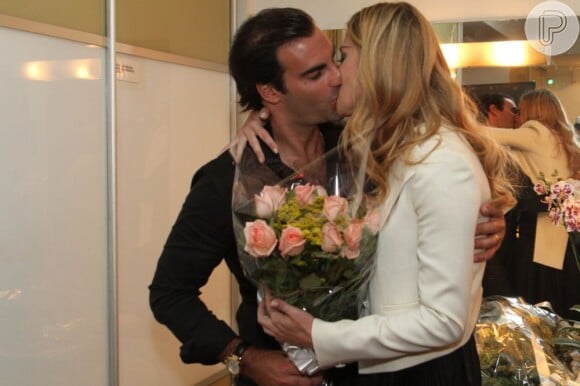 Após a estreia da peça 'Até o Sol Nascer', Letícia Birkheuer foi recebida no camarim com rosas do marido Alexandre Furmanovich