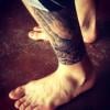 Justin Bieber tatua duas mãos em posição de oração na perna esquerda