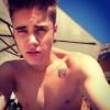 Justin Bieber tatua uma pequena coroa no peito