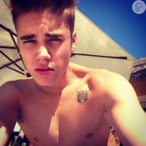 Justin Bieber tatua uma pequena coroa no peito