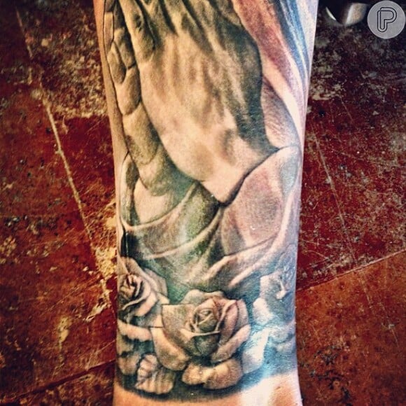 Justin Bieber posta foto de sua tatuagem na perna esquerda