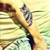 Justin Bieber tem uma coruja tatuada também no braço esquerdo