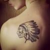 Justin Bieber tem um índio americano tatuado nas costas