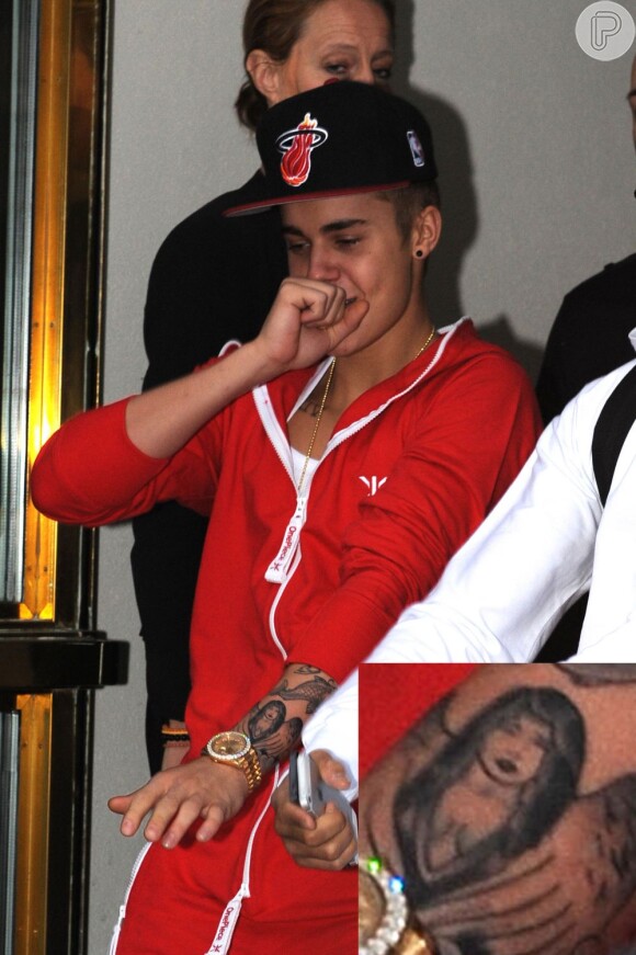 Na tatuagem, Justin Bieber foi fiel a roupa de Selena Gomez no ensaio fotográfico