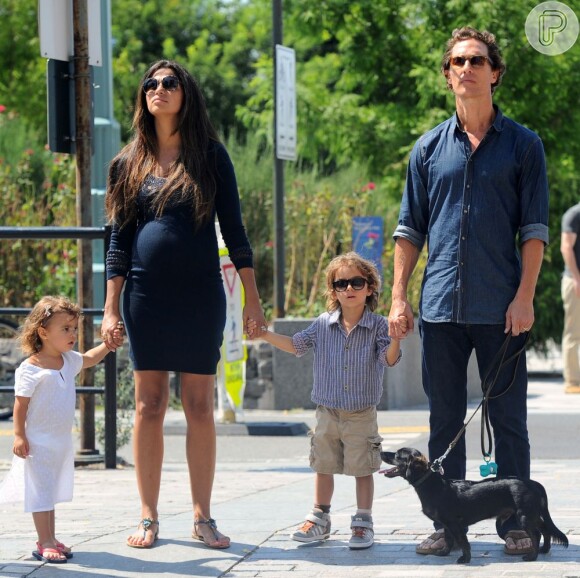 Matthew McConaughey é flagrado passeando com a mulher, Camila Alves, ainda grávida de Livingston, e os filhos Levi e Vida, de 4 e 2 anos, respectivamente