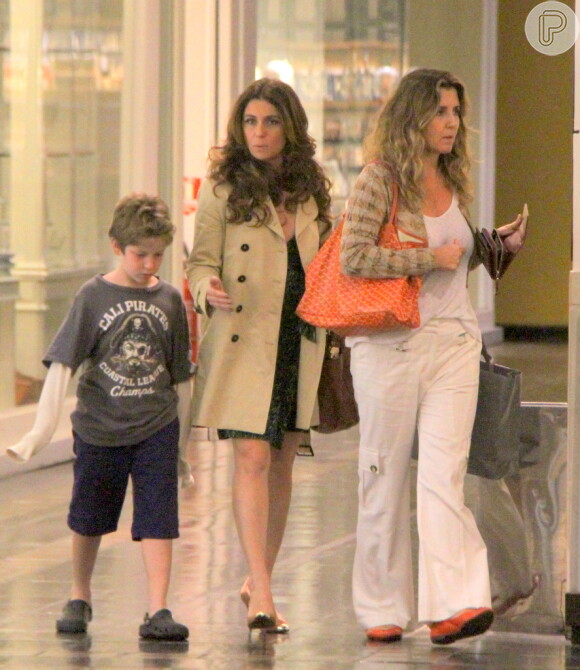 Giovanna Antonelli faz compras com o filho, Pietro, e com a amiga Christiane Dias