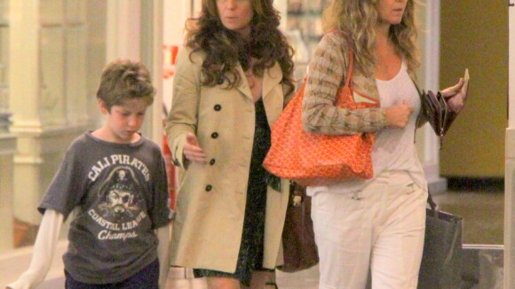 Giovanna Antonelli faz compras com a ajuda do filho mais velho, Pietro