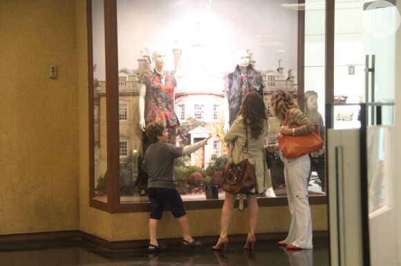 Giovanna Antonelli observa vitrine ao lado do filho, Pietro, e da amiga Christiane Dias