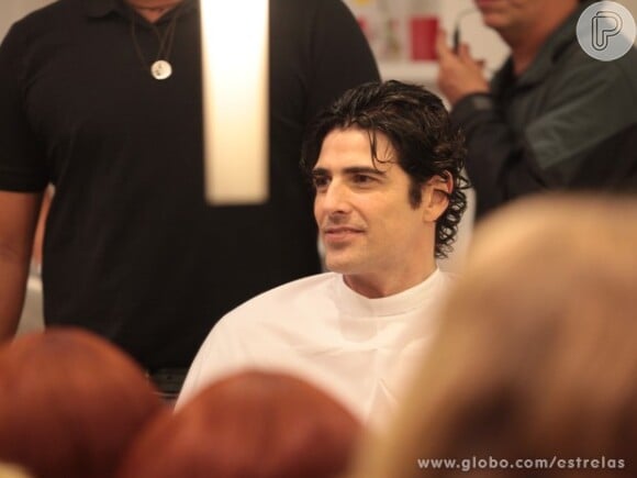 Reynaldo Gianecchini com o cabelo molhado, antes de cortar
