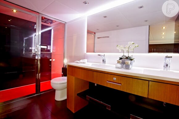 Os banheiros do novo iate de Luciano Huck são bastante espaçosos, como aparecem nas fotos de divulgação da fabricante da embarcação