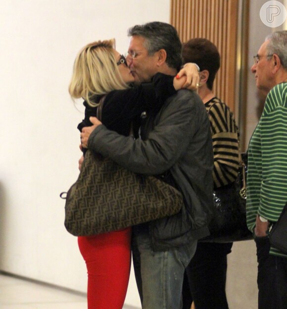 O beijo de Antonia Fontenelle e Marcos Paulo no shopping Rio Design Leblon