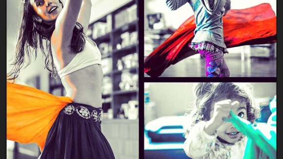 Tânia Khalill, com top e barriga de fora, mostra sensualidade em dança turca