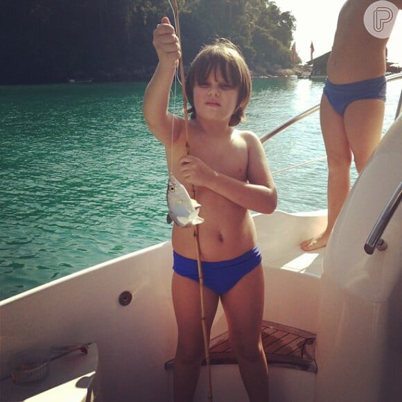 Val Marchiori publica foto do filho, Victor, pescando em Angra