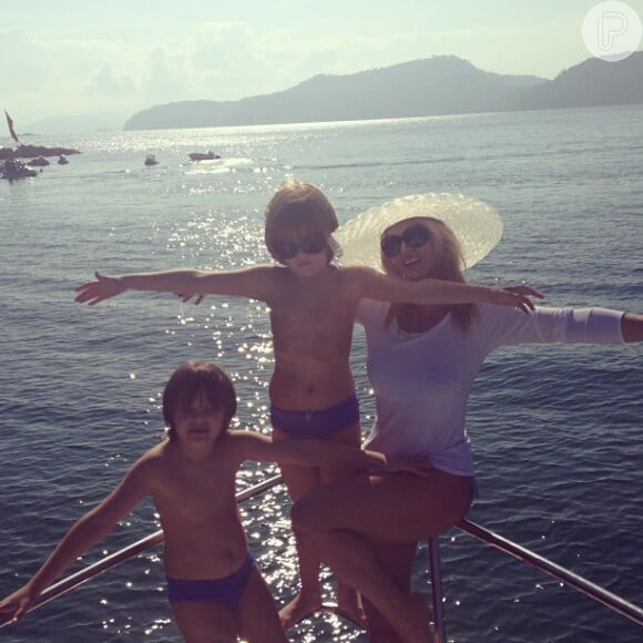 Val e os filhos fazem pose no estilo 'Titanic' durante passeio pelo mar de Angra